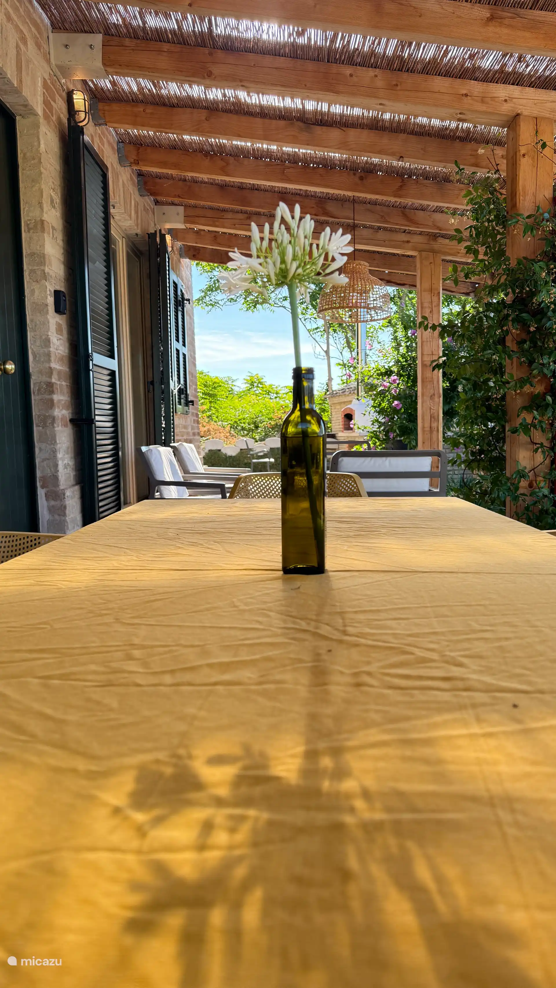 schöner Tisch unter dem Portikus