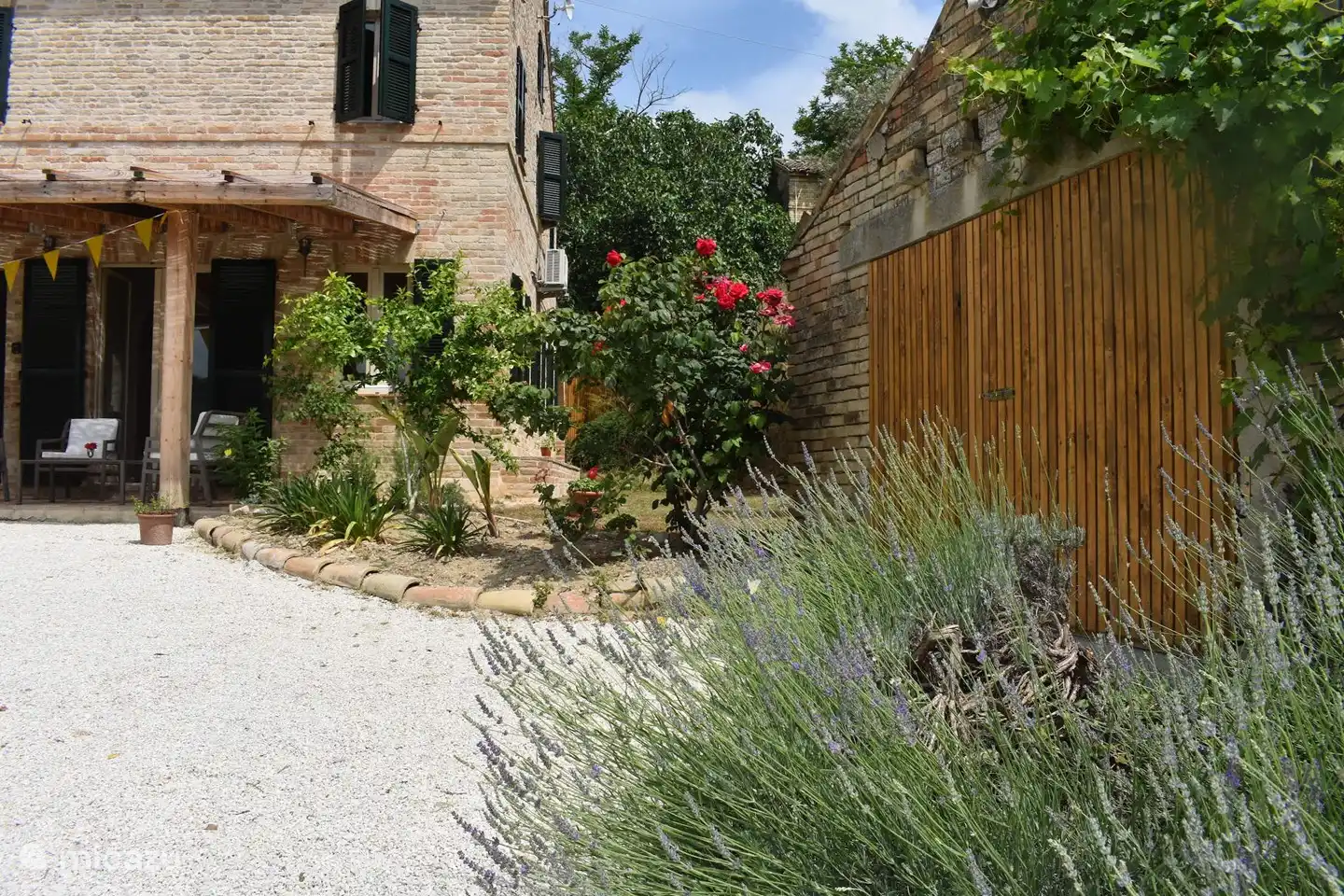 Sie können Blumen überall um das Haus und den Pool herum sehen