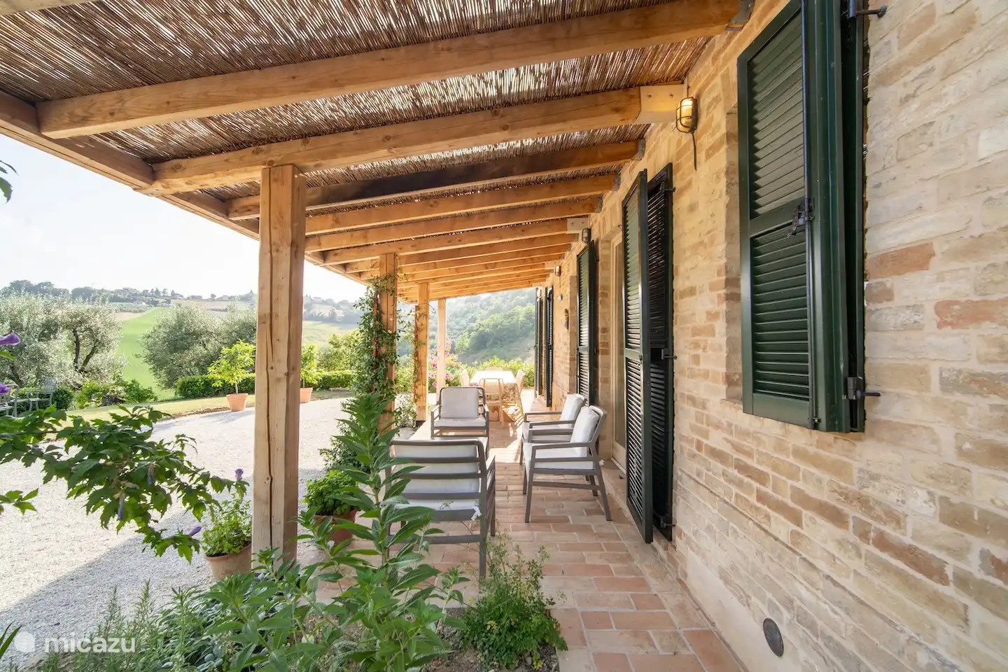 Portikus, wunderbarer Genuss (und vor greller Sonne geschützt)