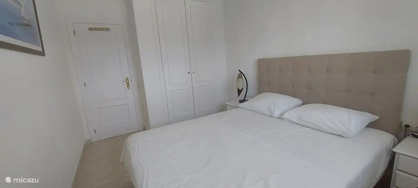 Schlafzimmer mit Klimaanlage und Deckenventilator und großem Kleiderschrank