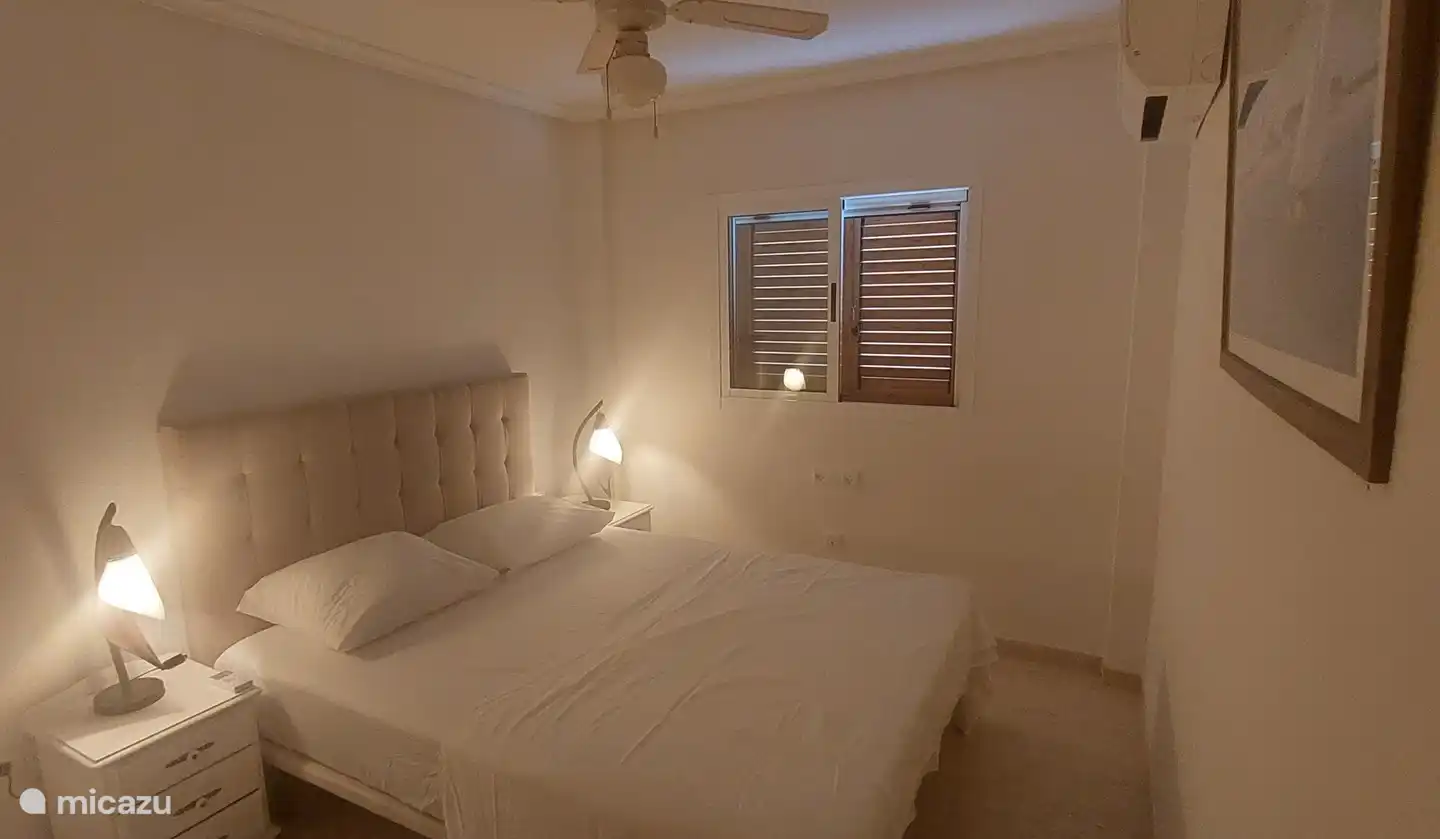 Schlafzimmer mit Klimaanlage und Deckenventilator