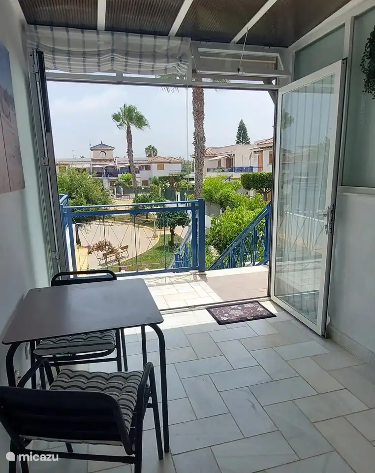 Die Veranda ist abschließbar, die Türen können aber auch komplett geöffnet werden.