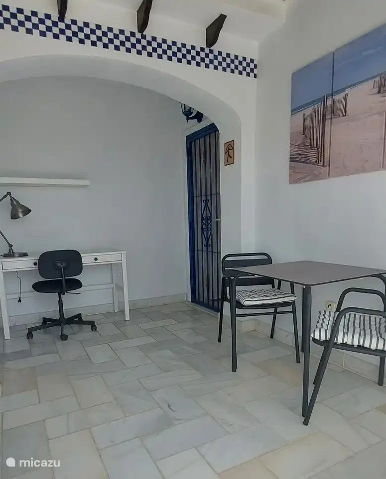 Arbeitsplatz in der abschließbaren Veranda