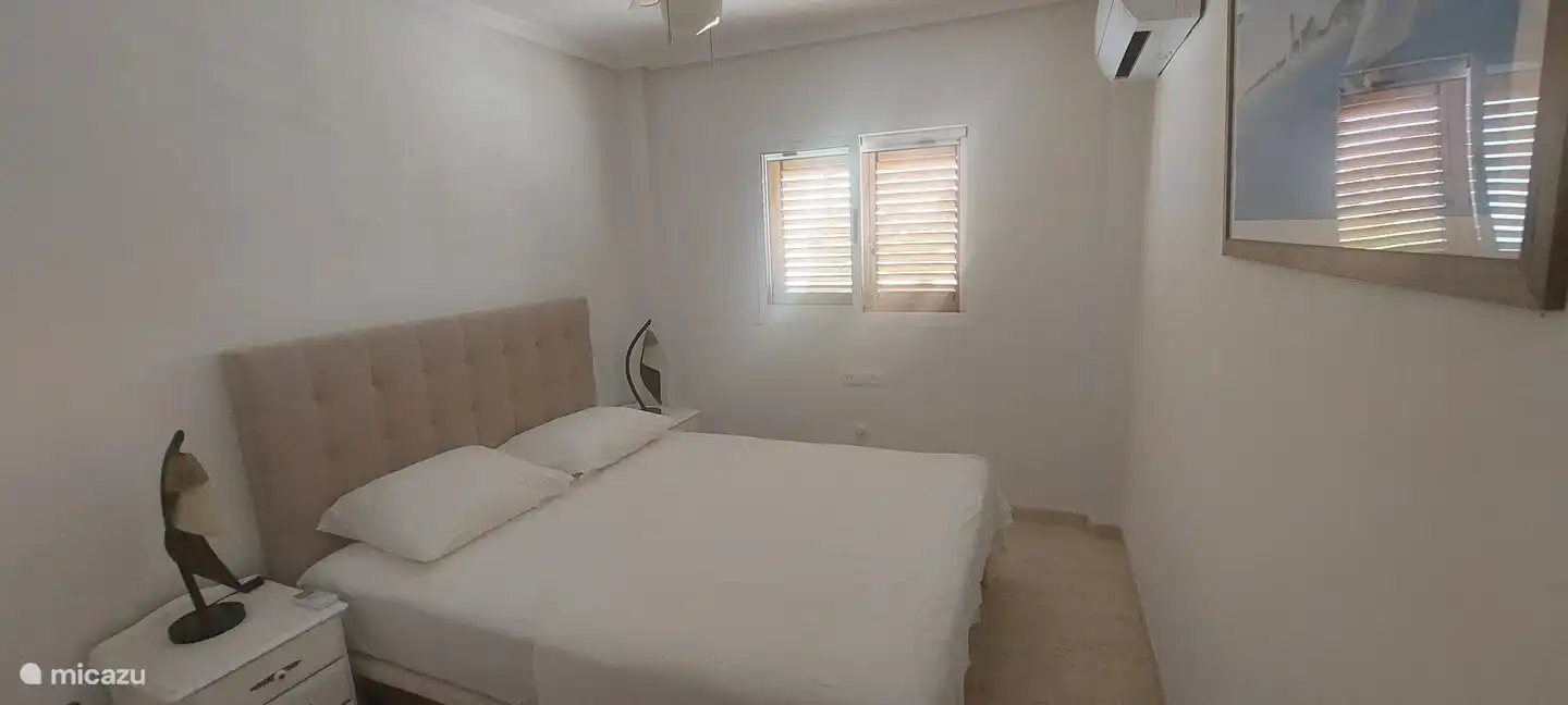 Schlafzimmer mit Klimaanlage und Deckenventilator