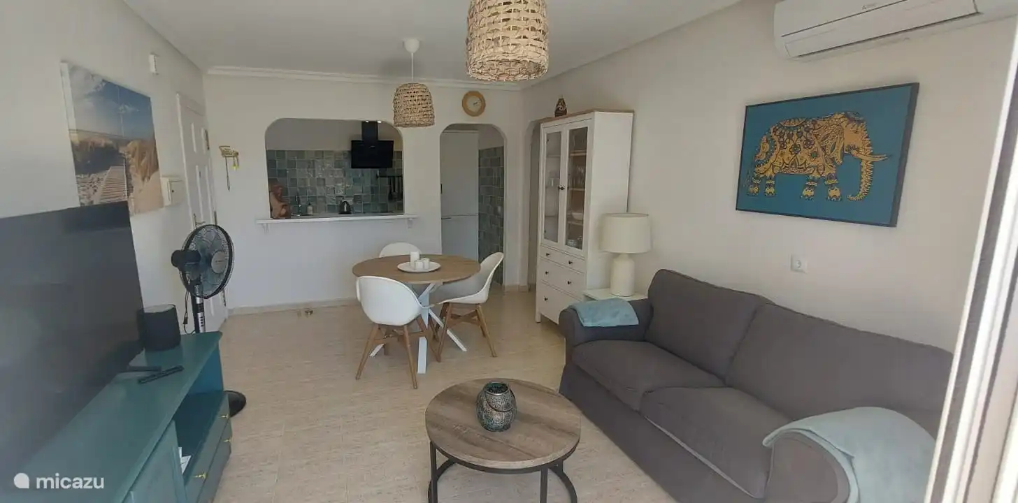 Wohnzimmer mit Klimaanlage und 50-Zoll-TV mit Chromecast