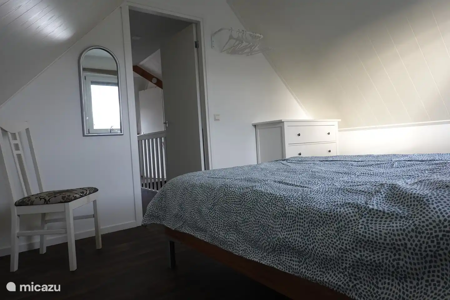 Chambre spacieuse pour 3 personnes avec un lit double et un lit simple