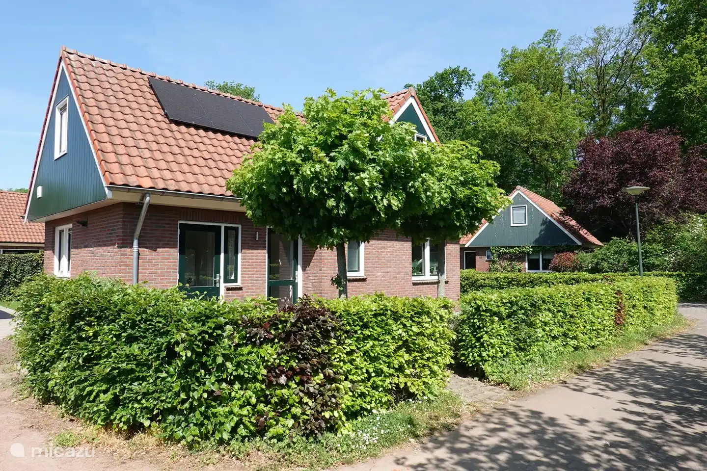 La maison est équipée de panneaux solaires