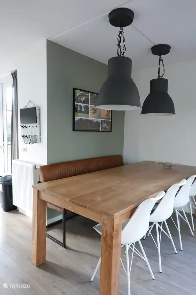 Vous pouvez profiter d'un bon dîner pendant vos vacances à cette grande table à manger