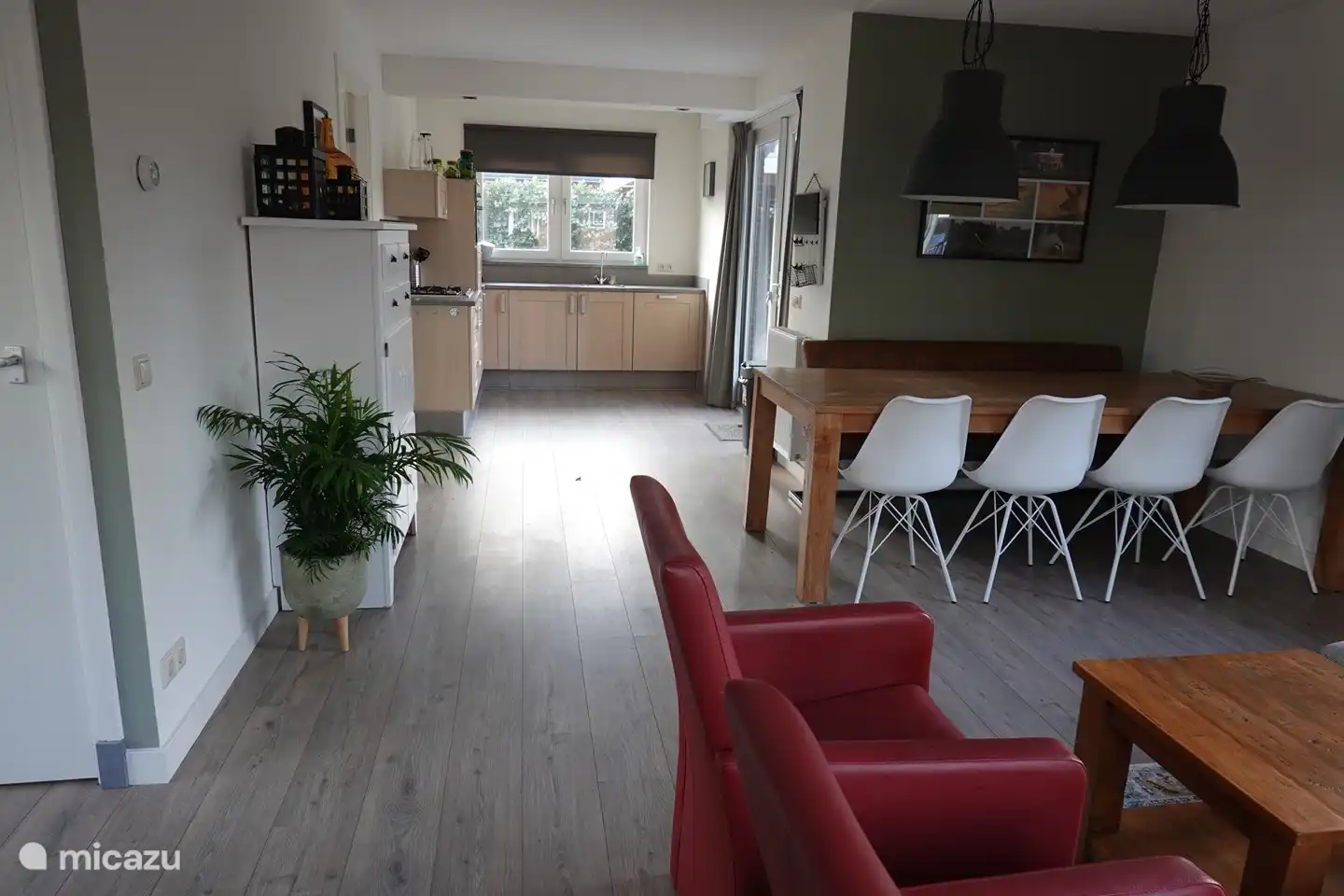 Salon avec cuisine ouverte