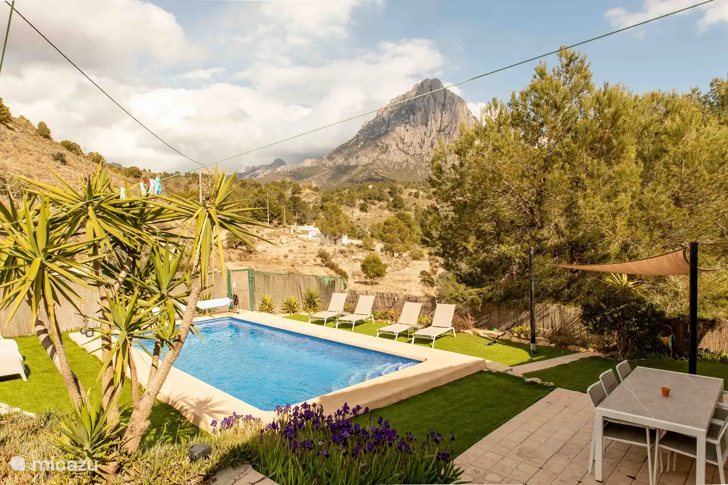 Jardín con vistas al Puig Campana
