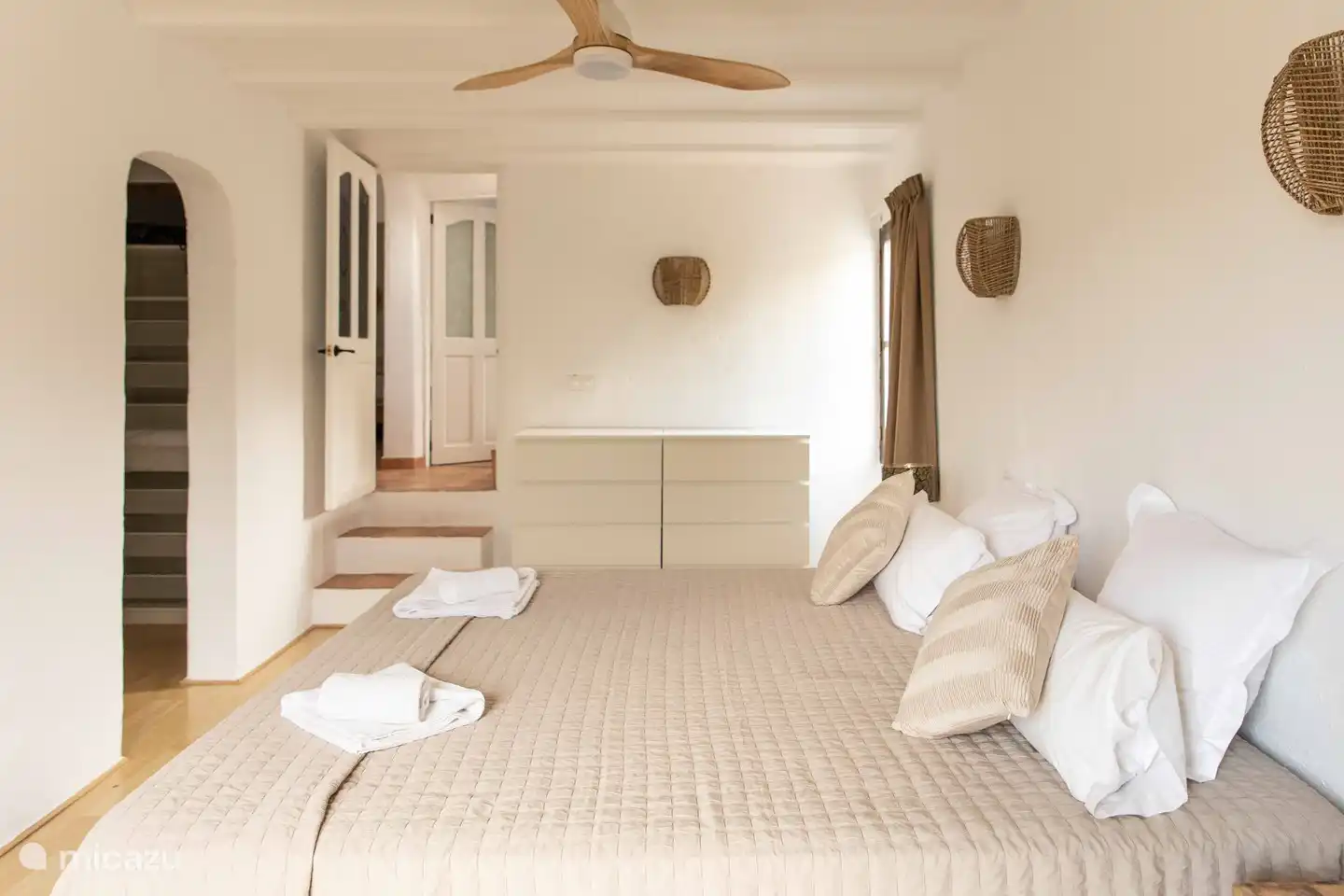 Dormitorio principal con vestidor y baño en suite