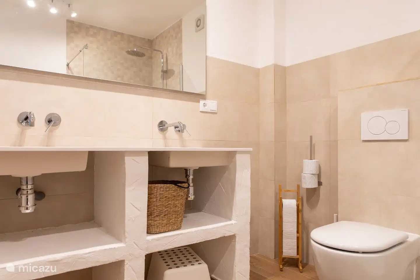 Baño en suite al dormitorio principal