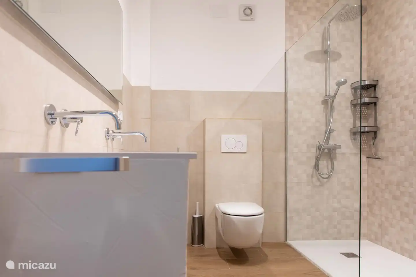 Baño en suite al dormitorio principal