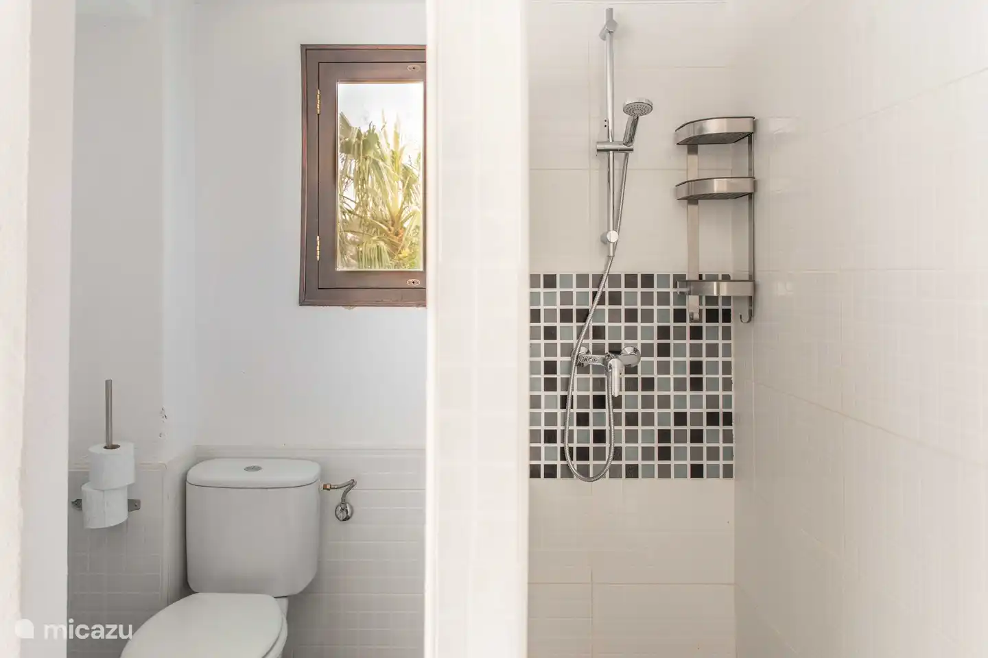 baño junto a la piscina