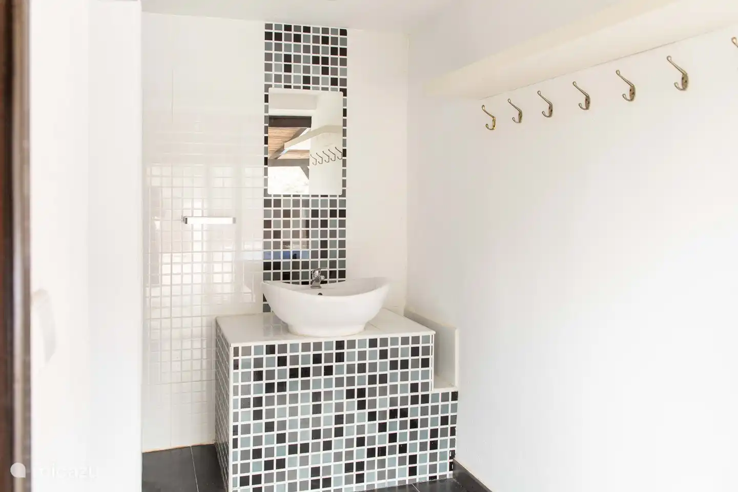 baño junto a la piscina