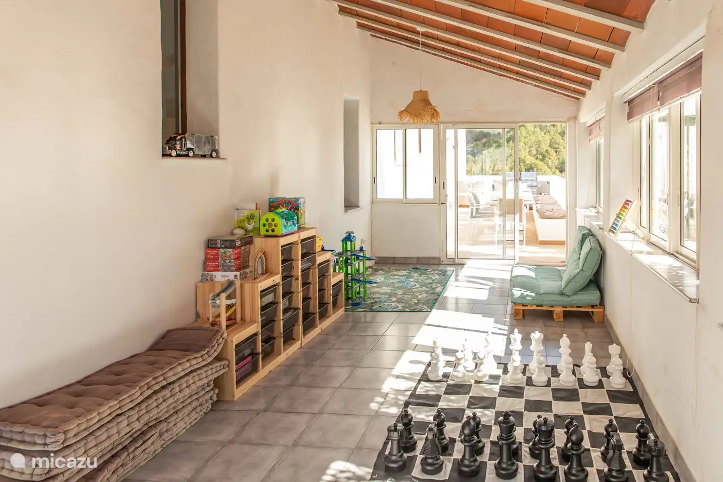 Porche con zona de juegos para niños