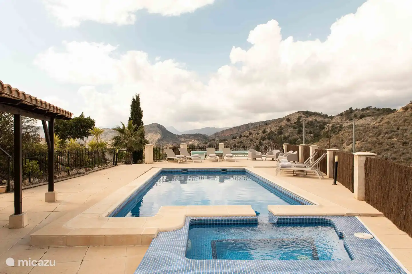 La piscina con bar y baño justo al lado de la piscina.