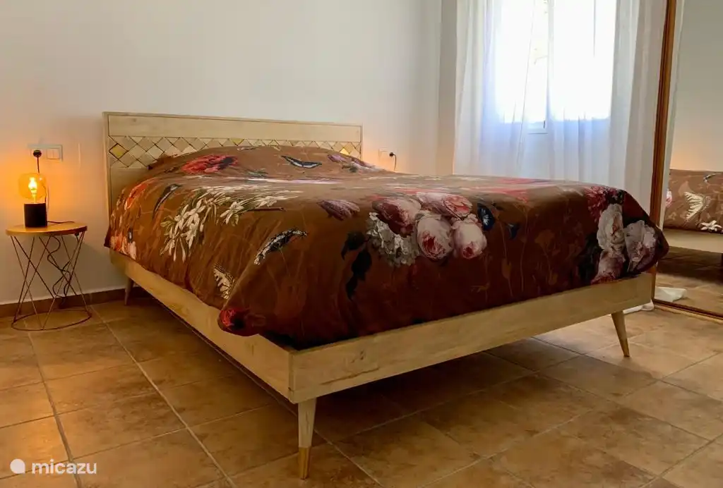 Schlafzimmer 1 mit Doppelbett im Hauptgebäude