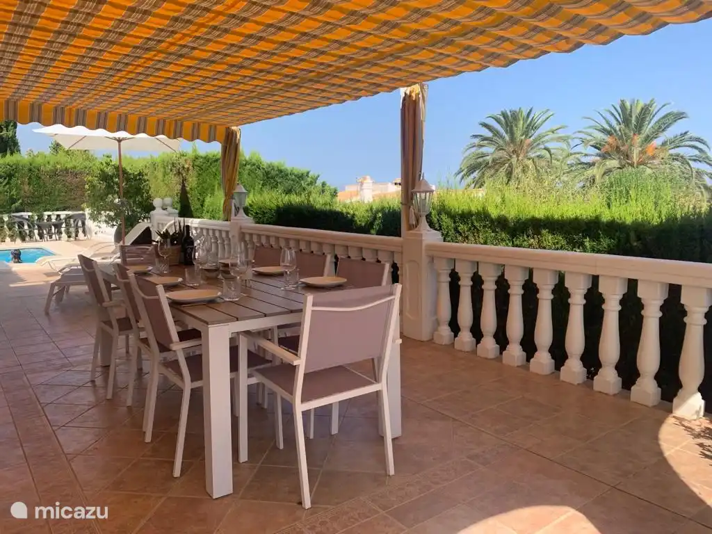 Terrasse mit einziehbarer Markise