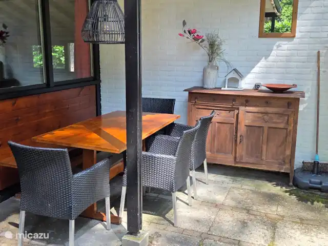 vakantiehuis huren in Nederland, Overijssel, Giethmen – Vakantiehuisje in Giethmen Picknicktafel voorkant huis