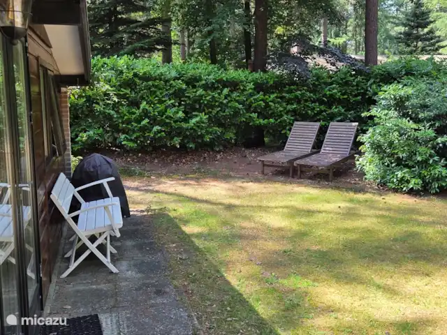 vakantiehuis huren in Nederland, Overijssel, Giethmen – Vakantiehuisje in Giethmen Achterkant huis met 2 ligstoelen