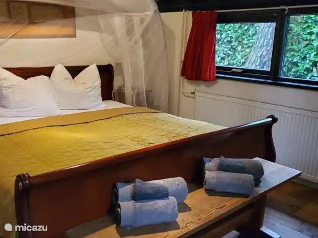 vakantiehuis huren in Nederland, Overijssel, Giethmen – Vakantiehuisje in Giethmen Slaapkamer 1 - in zomer met klamboe