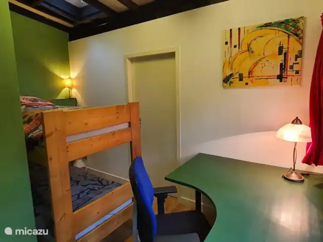 vakantiehuis huren in Nederland, Overijssel, Giethmen – Vakantiehuisje in Giethmen 2-persoons slaap-/werkkamer. Stapelbed voor 2 personen en werktafel, bureaustoel en computerscherm.
Matrassen ook geschikt voor volwassenen. Houd er wel rekening mee dat 'beneden' slapen voor een volwassene flink bukken inhoudt!