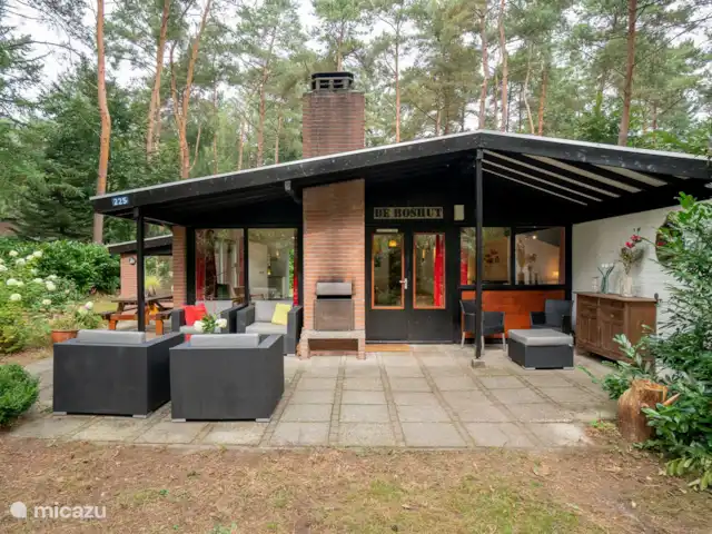 vakantiehuis huren in Nederland, Overijssel, Giethmen – Vakantiehuisje in Giethmen Buitenterras voorkant huis met buitenhaard.