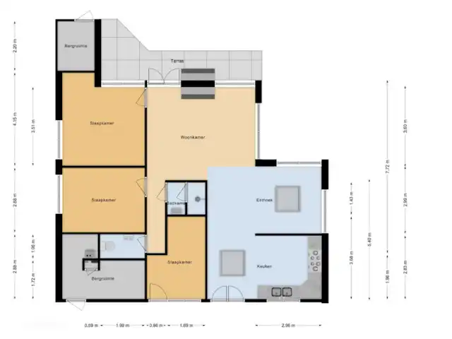 vakantiehuis huren in Nederland, Overijssel, Giethmen – Vakantiehuisje in Giethmen Plattegrond: zitkamer met open haard rechtsboven. In midden rechts eetkamer en daaronder keuken.
Links de 3 slaapkamers