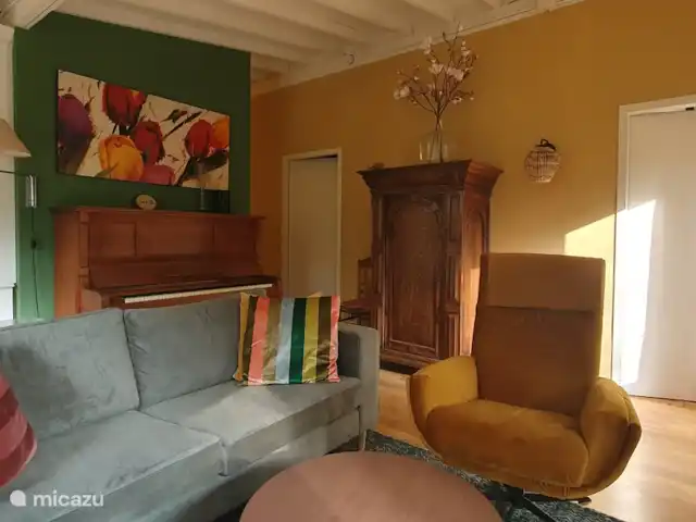 vakantiehuis huren in Nederland, Overijssel, Giethmen – Vakantiehuisje in Giethmen Zitkamer met zicht op de piano en de 2x 2-persoonskamers