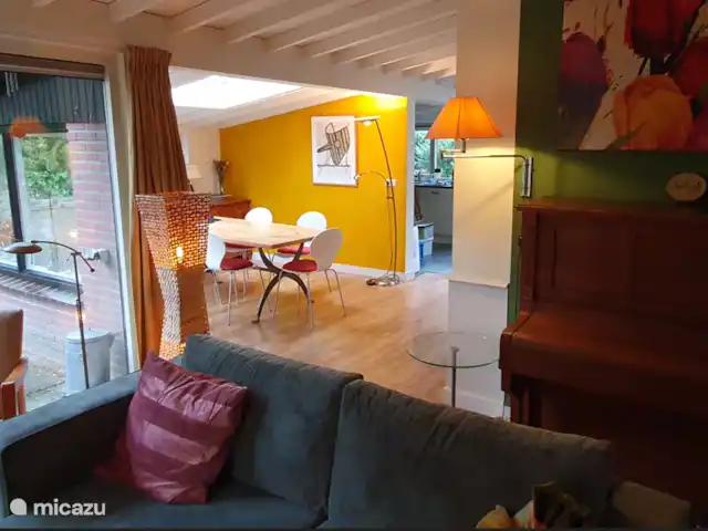 vakantiehuis huren in Nederland, Overijssel, Giethmen – Vakantiehuisje in Giethmen Zitkamer met piano - zicht op eetkamer.