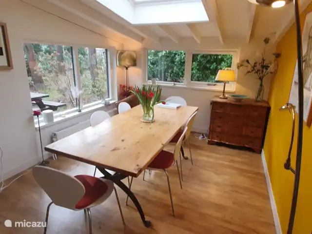 vakantiehuis huren in Nederland, Overijssel, Giethmen – Vakantiehuisje in Giethmen Eetkamer met zicht op de tuin