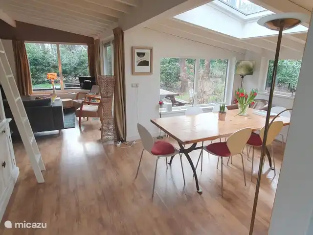 vakantiehuis huren in Nederland, Overijssel, Giethmen – Vakantiehuisje in Giethmen Zicht vanuit keuken op eetkamer en zitkamer