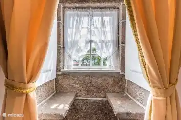 Das Haus hat schöne Details. Wie diese Bänke für Namorados. Bänke für verliebte Paare.