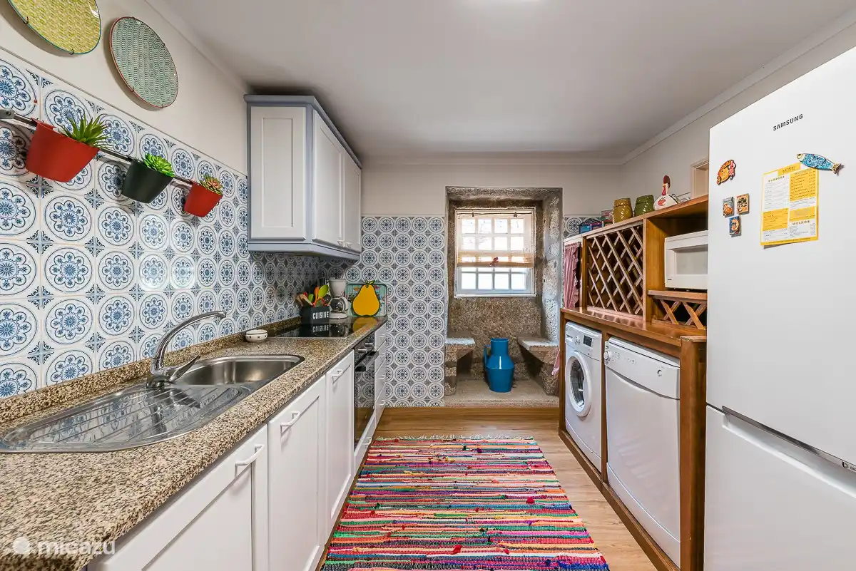 Küche mit Geräten, Elektroherd, Geschirrspüler und Waschmaschine