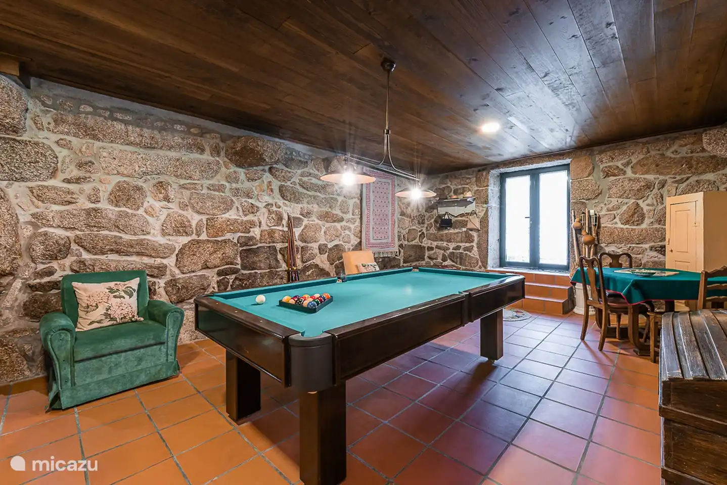 Spielzimmer mit verschiedenen Spielen wie Billard