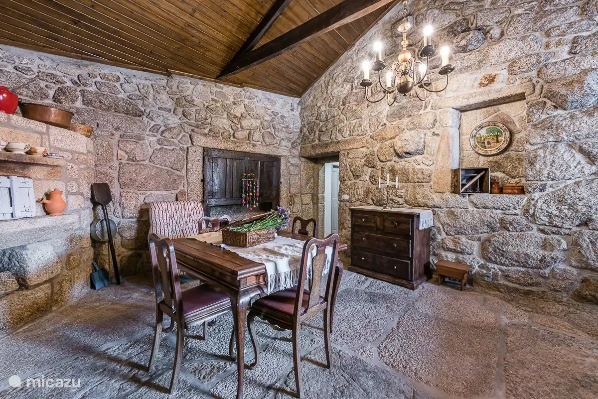 Spielzimmer mit Billard, Fußball und verschiedenen Spielen