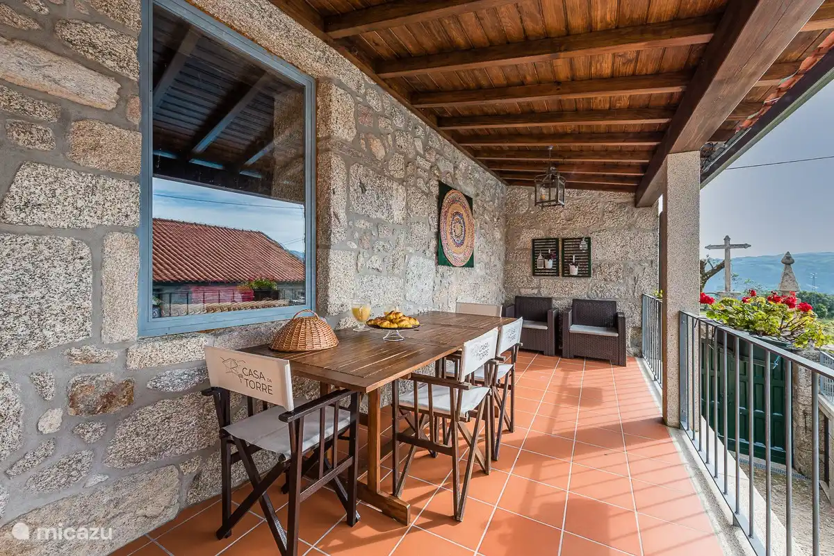 Schöne Veranda mit Blick auf den Pool