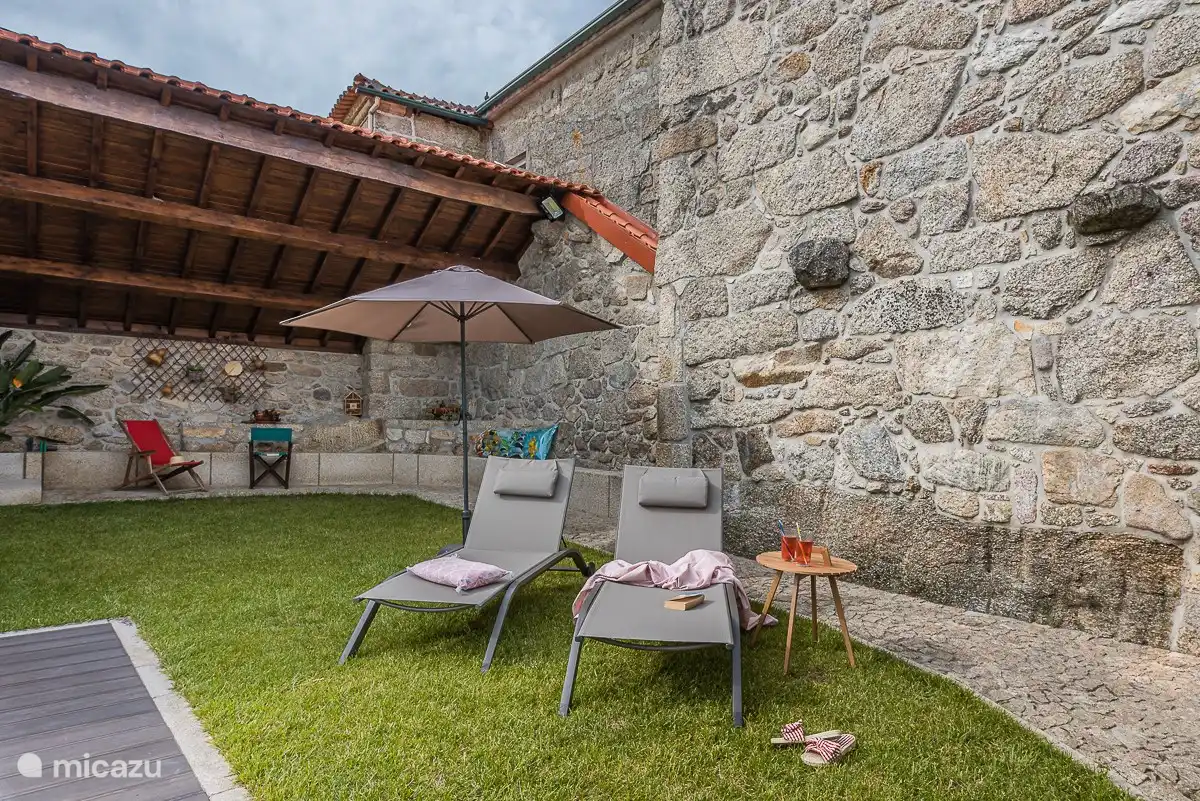 Viele Sonnenliegen am Pool