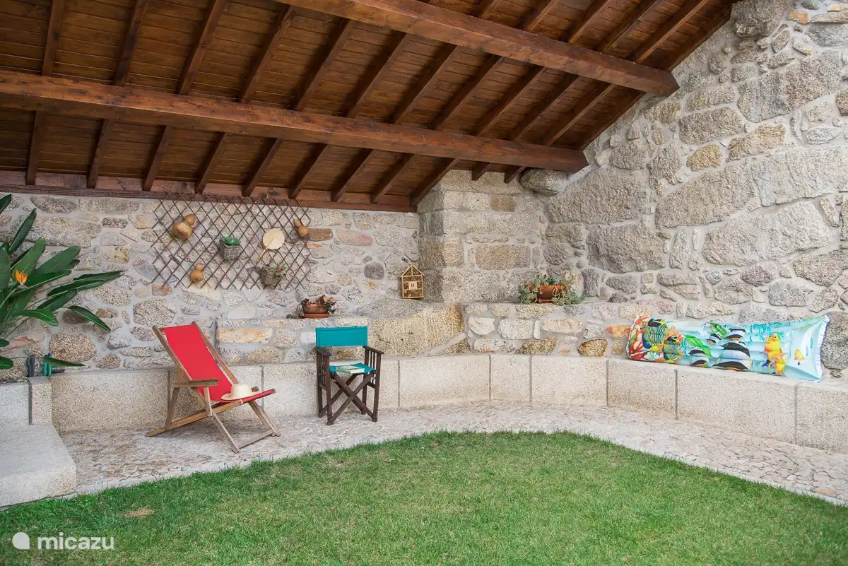 Schöne schattige überdachte Terrasse zum Entspannen, Lesen eines Buches oder Nachmittagsschläfchen in den warmen Stunden des Tages!