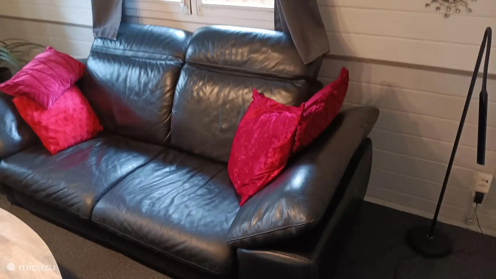 Si vous voulez regarder la télévision, vous pouvez vous asseoir sur le canapé 