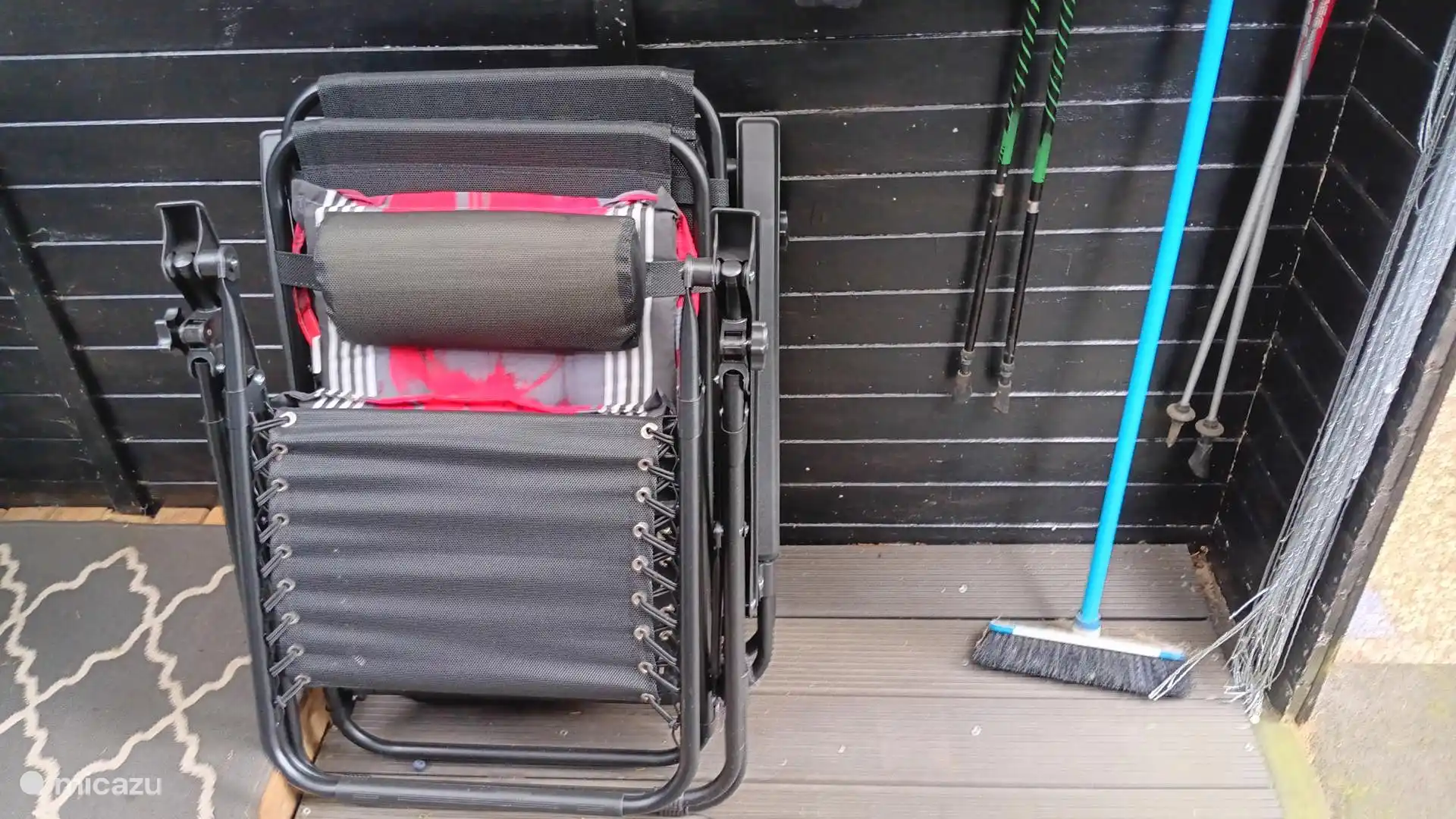 Si vous voulez vous asseoir au soleil deux belles chaises réglables et profiter