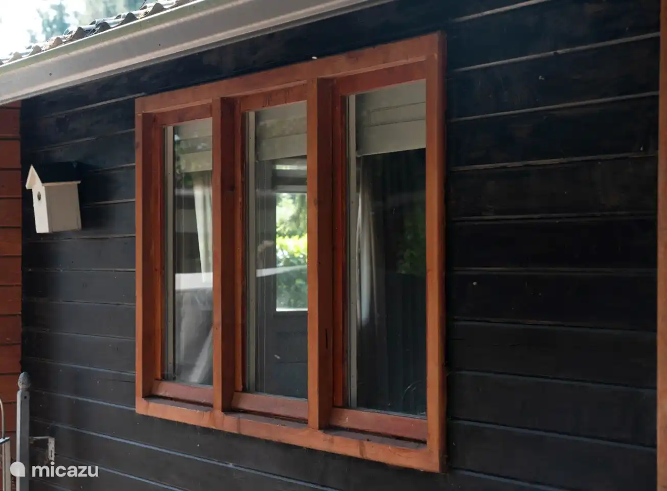 En dessous se trouve un banc, les 2 chaises sont dans les fumoirs, vous pouvez le saisir vous-même