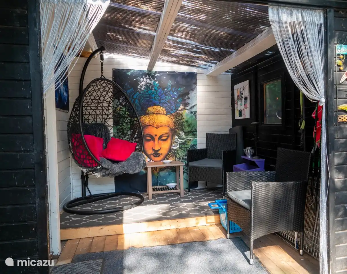 Maintenant, ce dont nous sommes fiers, c’est d’un fumoir, aussi d’une salle de repos qui donne sur l’endroit où se trouvent les chiens