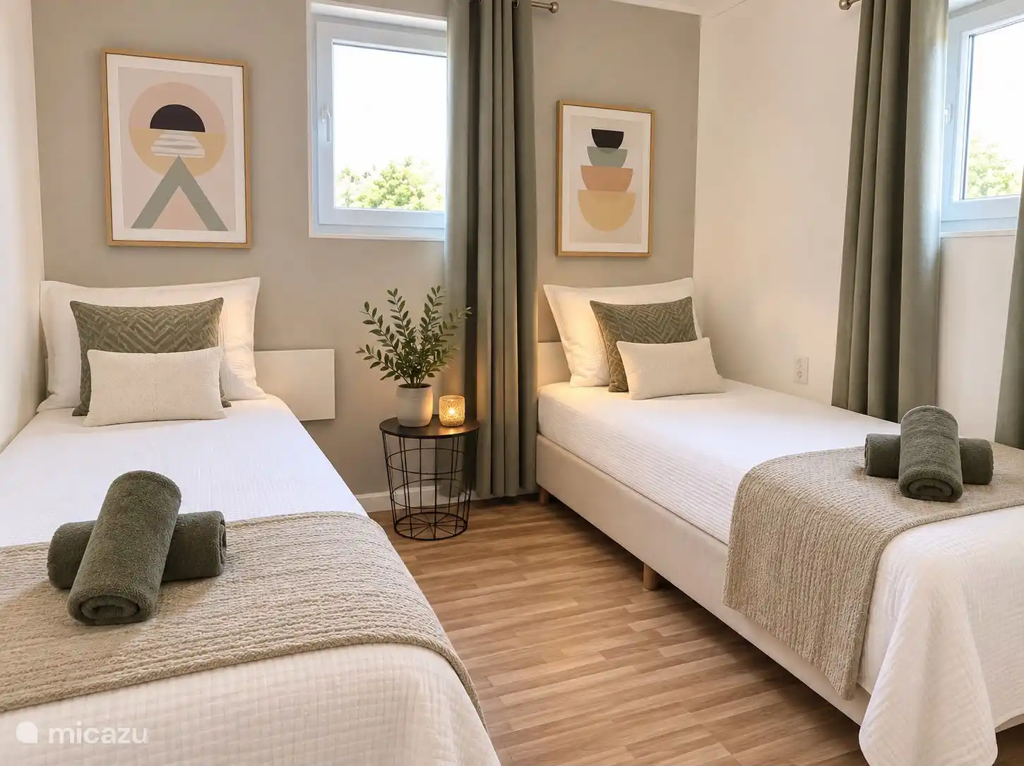 Dormitorio con dos camas individuales separadas. Un espacio agradable para los invitados que prefieren dormir separados.
