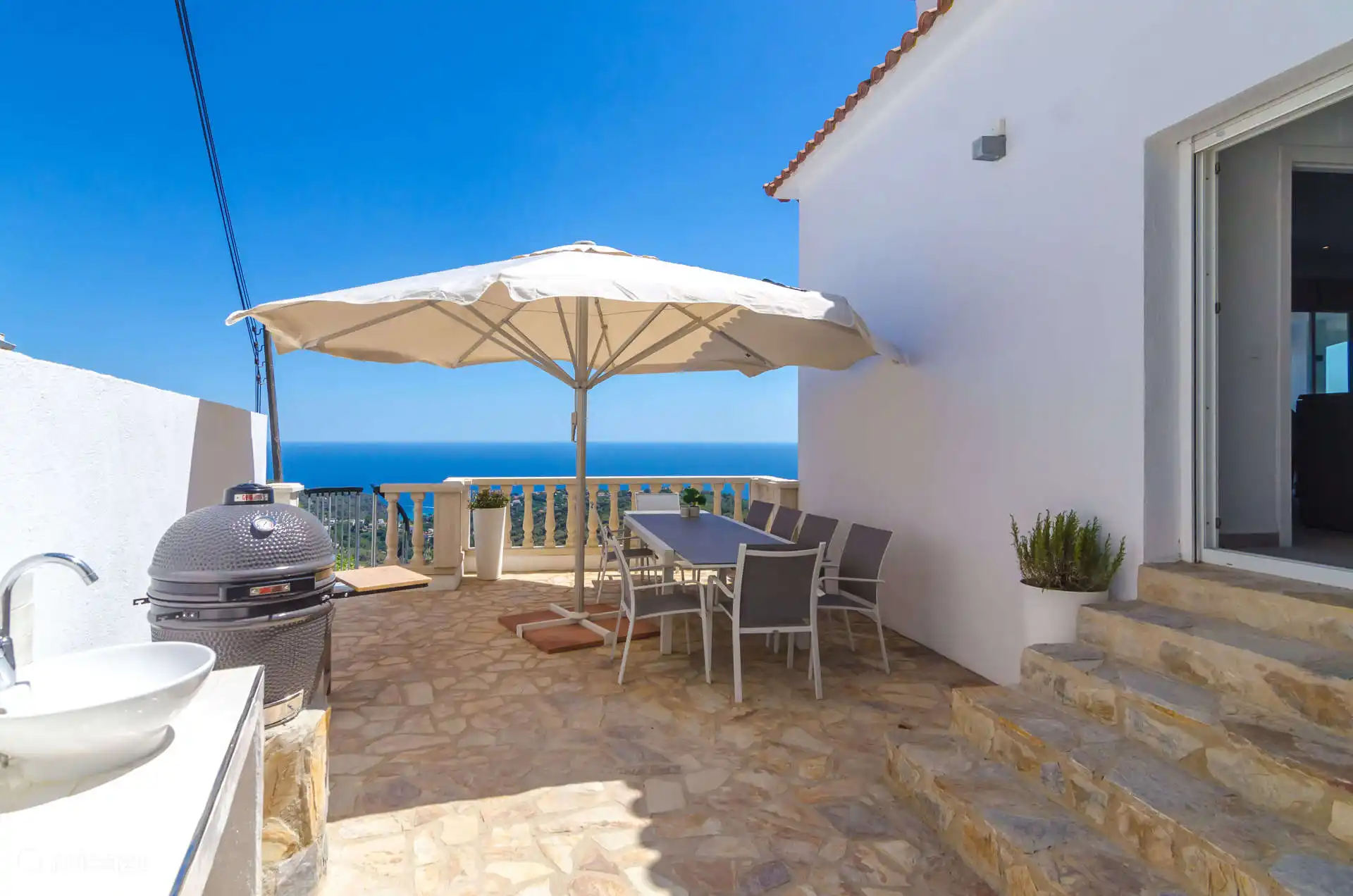 Una terraza encantadora para todos los que están junto a la cocina (lateral)