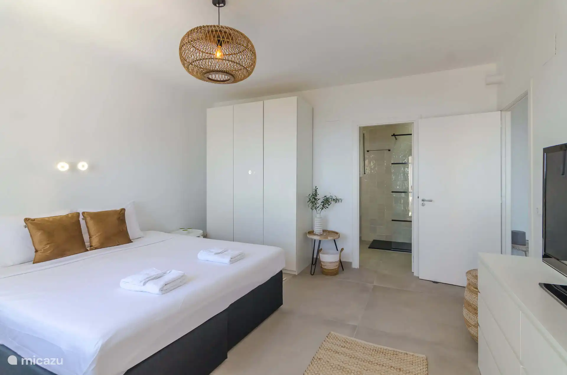 Dormitorio con baño privado