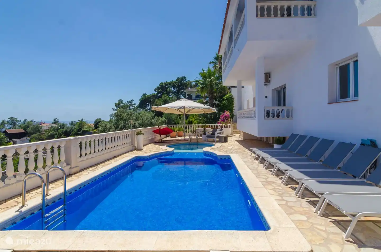 Und Loungebetten für 8 Personen.