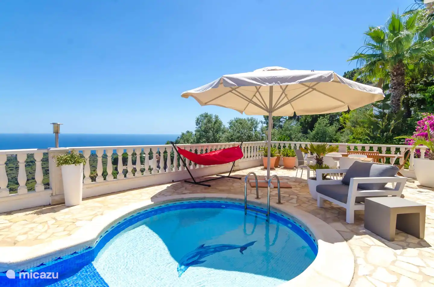 Mit mehreren Tischen zum Sitzen