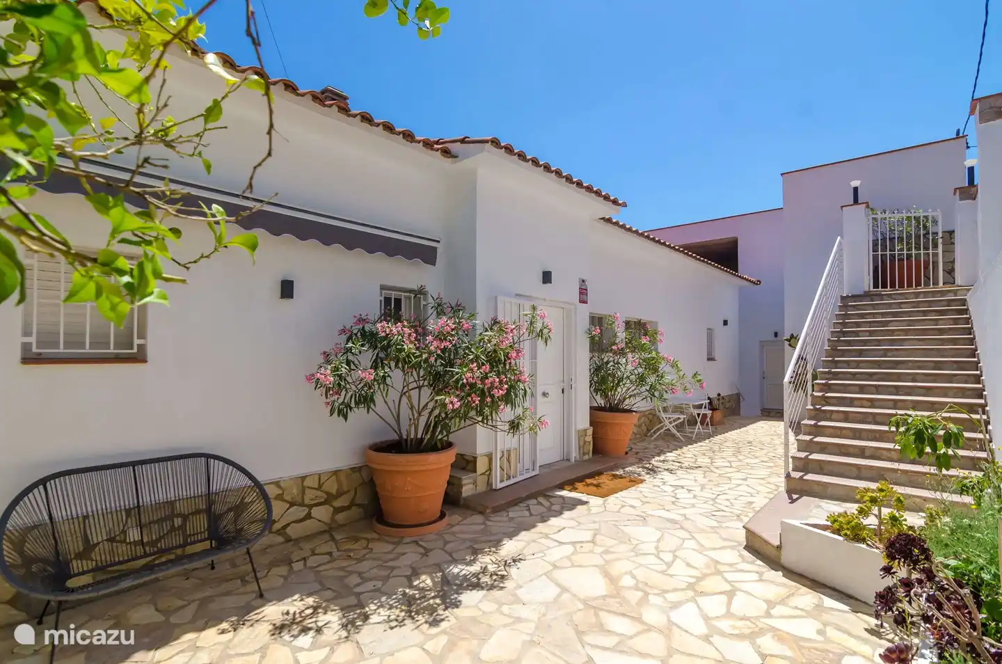 Das Haus befindet sich unterhalb des Straßenniveaus und ist über die abgebildete Treppe erreichbar